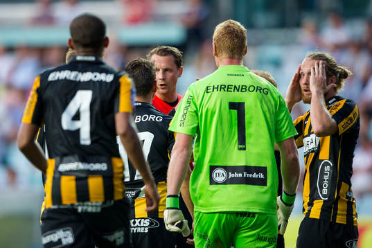 Häckens spelare är upprörda på domare Andreas Ekberg