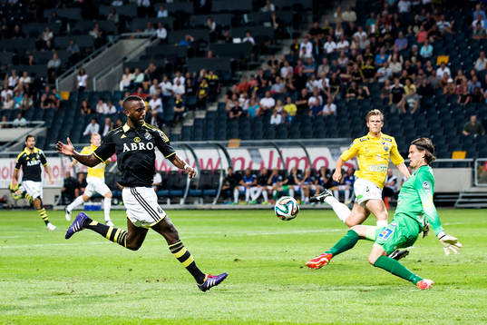 s Henok Goitom mot Falkenbergs målvakt Otto Martler