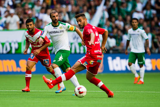 Hammarbys Kennedy Bakircioglu slår en pass förbi