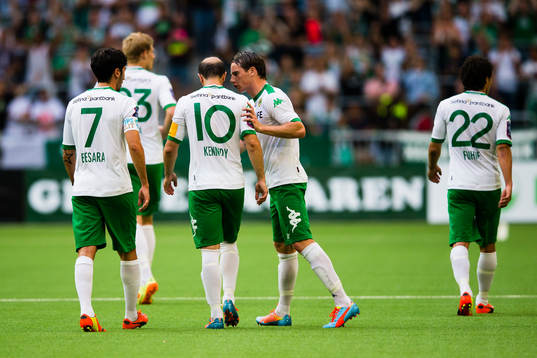 Hammarbys Johan Persson (h) talar med Hammarbys Kennedy
