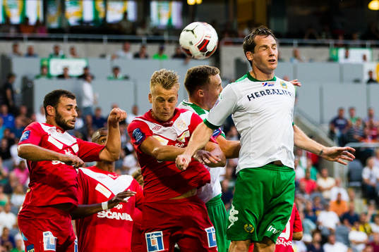 Assyriskas Jens Jacobsson i en nickduell med Hammarbys
