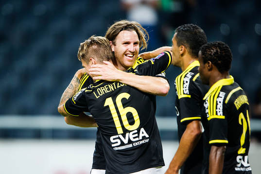 s Martin Lorentzson jublar och kramas om av Nils-Eric