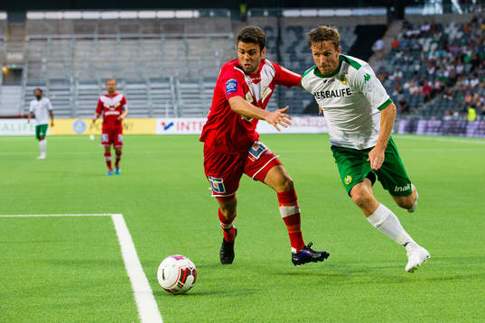 Assyriskas Christoffer Eriksson försvarar sig mot