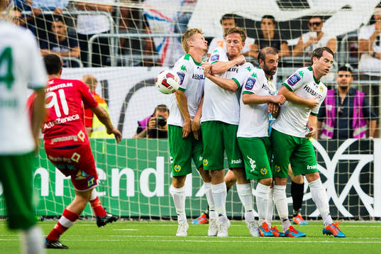 Assyriskas Mattias Genc med en frispark som tar i Hammarbys