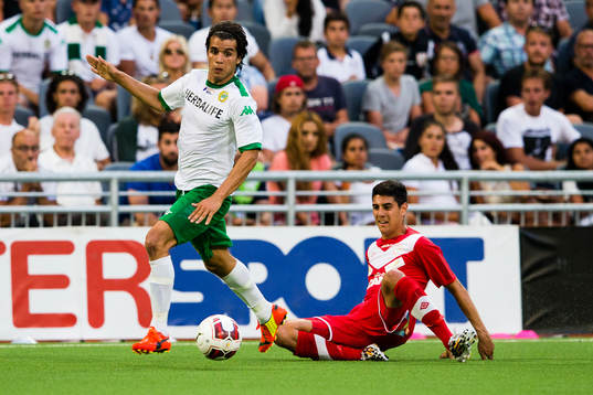 Hammarbys Lars Fuhre tar sig förbi Assyriskas Filip Korkes