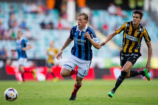 Djurgårdens Emil Bergström jagas av Häckens Alexander