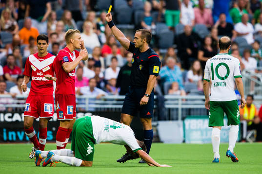 Assyriskas Jens Jacobsson får ett gult kort av domare