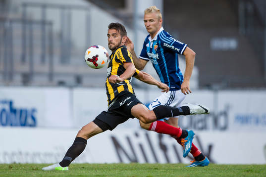 Häckens Björn Anklev siktar in sig på bollen