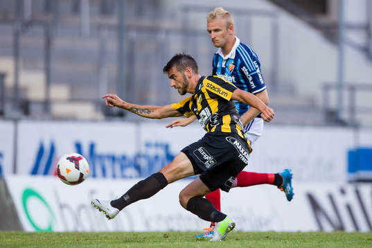 Häckens Björn Anklev skjuter ett skott