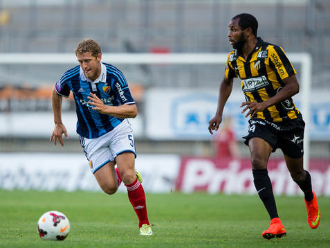 Häckens Rene Makondele före Djurgårdens Stefan Karlsson