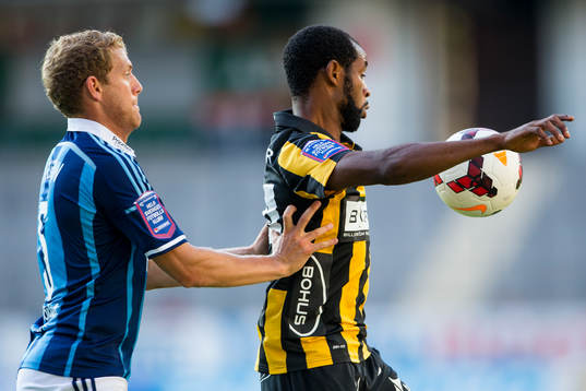 Djurgårdens Stefan Karlsson i rygg på Häckens Rene