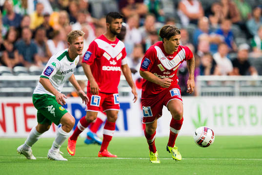 Assyriskas Fredrik Holster med bollen