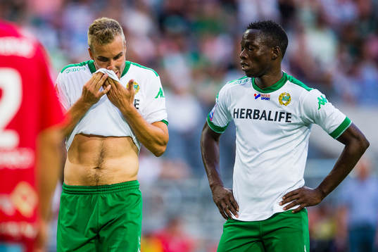 Hammarbys Daniel Theorin och Amadaiya Rennie ser deppiga ut