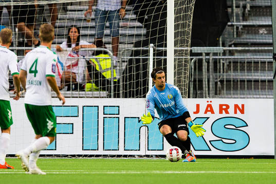 Hammarbys målvakt Johannes Hopf med en räddning