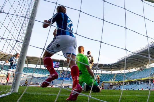 Djurgårdens Philip Hellquist jublar med bollen i famnen