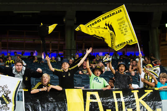 Några unga AIK supportrar hejar på