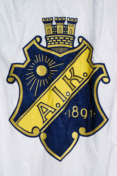 Ett AIK emblem innan fotbollsmatchen i Allsvenskan mellan