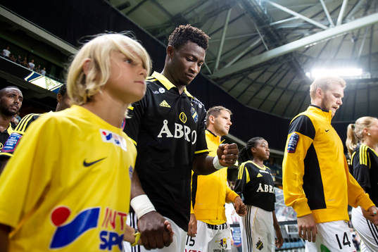 s Ibrahim Moro  håller en matchknatte i handen när han