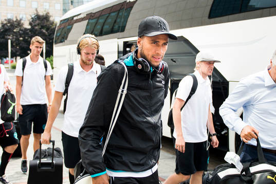 Malmö FFs Isaac Kiese Thelin (m) Johan Hammar (längst tv)