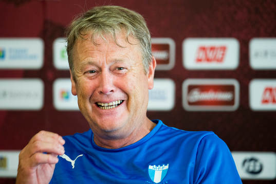 Malmö FFs tränare Åge Hareide skrattar