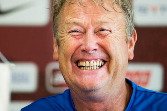 Malmö FFs tränare Åge Hareide skrattar