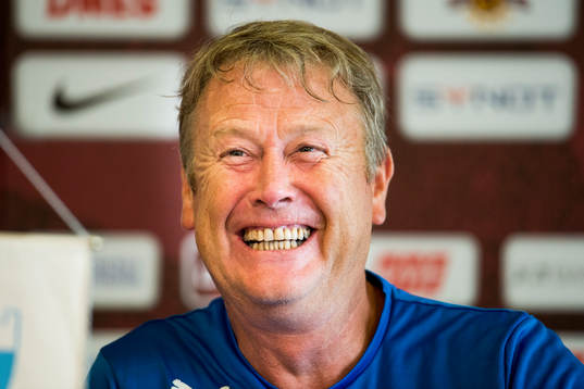 Malmö FFs tränare Åge Hareide skrattar