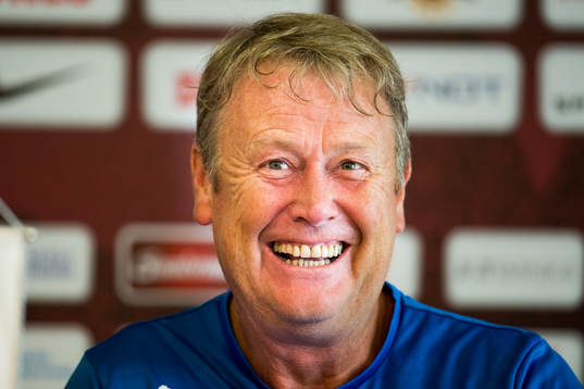 Malmö FFs tränare Åge Hareide skrattar