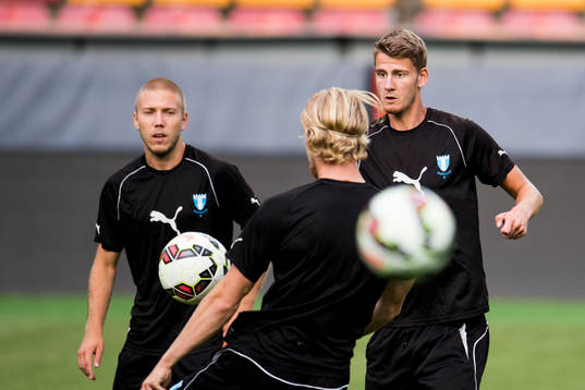 Malmö FFs Anton Tinnerholm (tv) Filip Helander (ryggen)