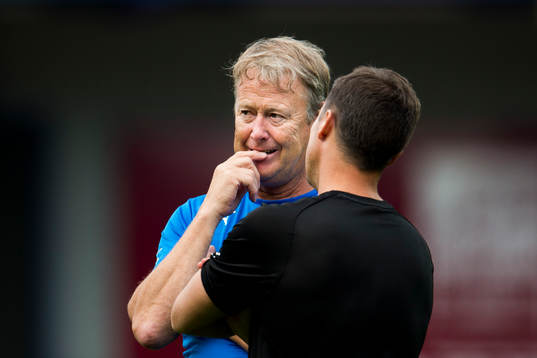 Malmö FFs tränare Åge Hareide samtalar med sportchef