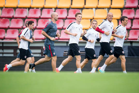 Sparta Prags Bořek Dočkal (m) värmer upp med sina