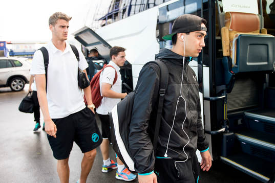Malmö FFs Johan Hammar (tv) och Amin Nazari (th) anländer