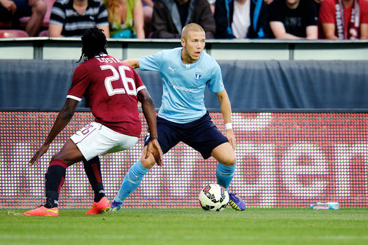 Malmö FFs Anton Tinnerholm utmanar Sparta Prags Costa