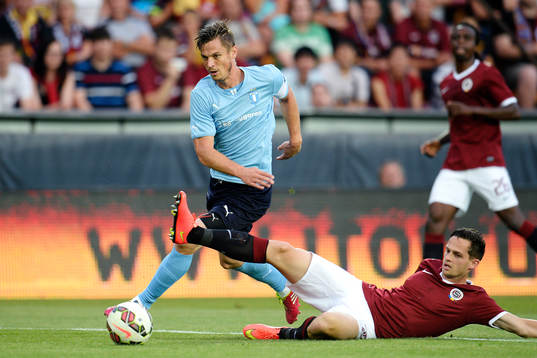 Malmö FFs Markus Rosenberg tar sig förbi Sparta Prags