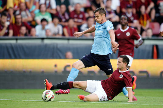 Malmö FFs Markus Rosenberg tar sig förbi Sparta Prags