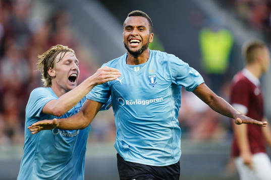 Malmö FFs Isaac Kiese Thelin (th)  jublar