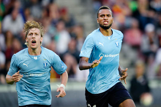 Malmö FFs Isaac Kiese Thelin (th)  jublar