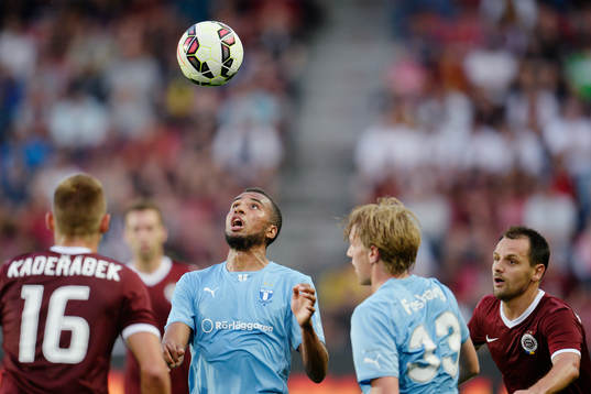 Malmö FFs Isaac Kiese Thelin har ögonen på bollen