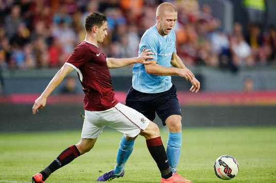 Malmö FFs Anton Tinnerholm försöker ta sig förbi Sparta