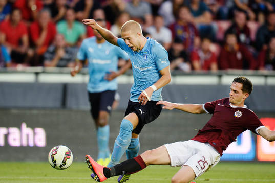 Malmö FFs Anton Tinnerholm och Sparta Prags Mario Holek