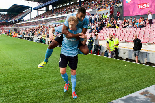 Malmö FFs Isaac Kiese Thelin hoppar upp på Emil Forsberg