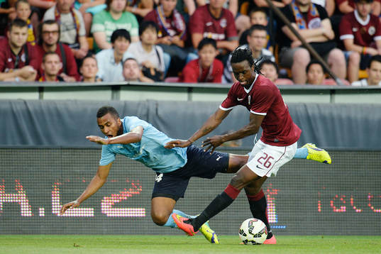 Malmö FFs Isaac Kiese Thelin tacklas ner av Sparta Prags