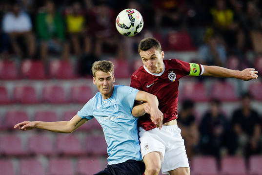 Malmö FFs Johan Hammar och Sparta Prags David Lafata i en