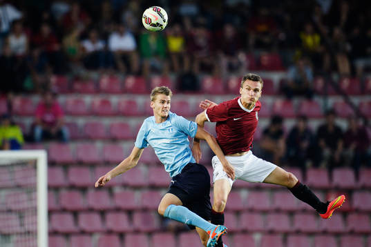 Malmö FFs Johan Hammar och Sparta Prags Matej Hybs  i en
