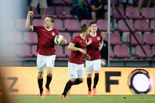 Sparta Prags målvakt Marek Štěch jublar