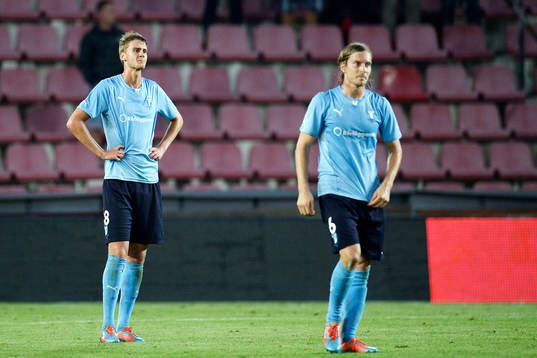 Malmö FFs Markus Halsti (th) och Johan Hammar (tv) deppar