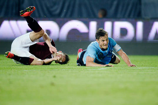 Malmö FFs Markus Rosenberg faller i en kamp med Sparta