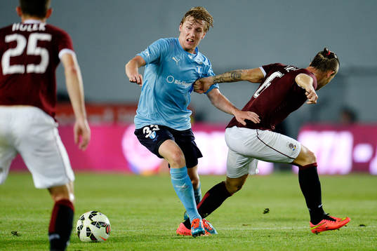 Malmö FFs Emil Forsberg tar sig förbi Sparta Prags