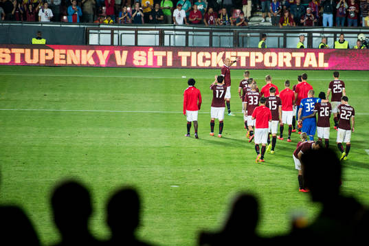 Sparta Prags spelare tackar publiken