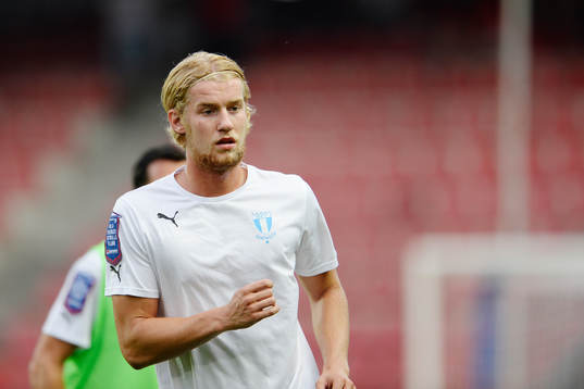 Malmö FFs Filip Helander  värmer upp