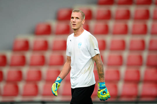 Malmö FFs målvakt Robin Olsen värmer upp